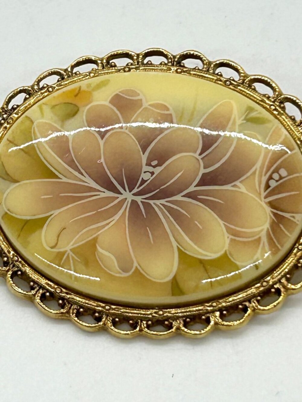 1928 Lotus Flower Brooch Oval Cameo Gold-Tone Filigree Frame Vintage Floral Desi - Picture 3 of 10